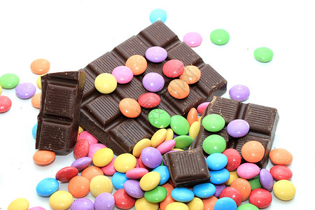 巧克力装满糖果 有各种亮色绿色红色食物黄色团体蓝色小吃圆形橙子背景图片
