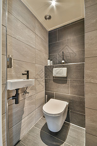 现代洗手间 配有米面墙壁浴缸房间地面房子卫生装饰品住宅风化公寓入口背景