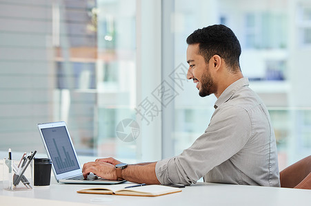 一个年轻商务人士在工作时用笔记本电脑发邮件背景
