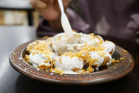 紧贴在印地安街的fuchka 在盘子上午餐沙拉食谱土豆香菜背景图片