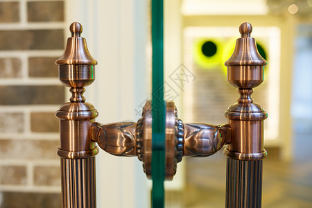 玻璃门的铜门把手 透明门钥匙反射铺面建筑学建筑安全金属工具大厅圆形背景图片