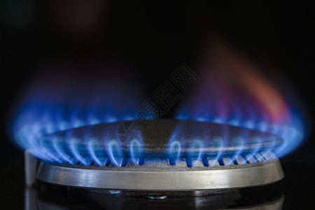 燃烧天然气 丙烷 在黑色背景上的煤气炉 带有蓝色火焰的燃气厨房炉灶的碎片 特写 能源危机概念 价格上涨或天然气价格上涨危险炊具烹背景图片