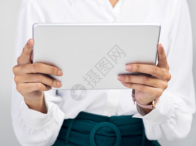 更新你的科技 提升你的生意 工作室拍摄了一个无法辨认的女商务人士 在灰色背景下用数字平板电脑拍下来的片子背景图片