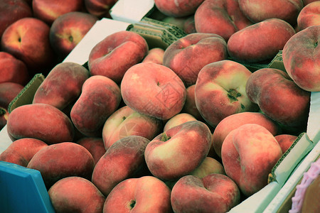 当地市场上新鲜的野生桃子高清图片