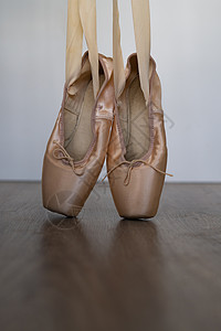 芭蕾拖鞋白色背景粉色训练物品女性丝绸舞蹈芭蕾舞文化足尖演员背景图片
