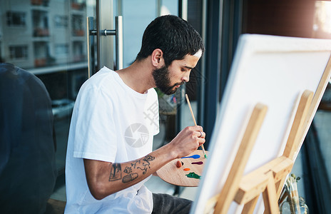 敞开心扉去探索艺术的可能性 一个男人坐在家里的阳台上画画背景