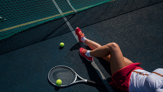 全钢无网一个穿着运动裙的无脸女孩坐在网球场上 拿着一枚火箭 对女性腿最有洞察力运动网球阴影竞赛说谎裙子行动网格女士练习背景