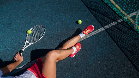 全钢无网一个穿着运动裙的无脸女孩坐在网球场上 拿着一枚火箭练习女士运动晴天锻炼少年阴影球拍游戏行动背景