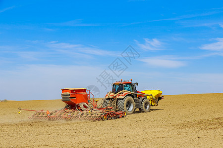 种粮钻孔与拖拉机相连 用谷物播种田地土壤小麦农村农民种子乡村种植农场玉米作物背景