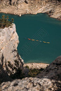 划独木舟湖几艘皮划艇漂浮在山间翡翠湖上 从上面看 加泰罗尼亚 西班牙背景