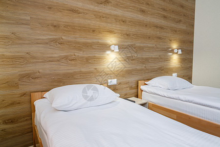 一间三张床的客厅里的大亮房 白睡衣住宅寝具旅馆奢华商业汽车毯子桌子床单薄纱背景图片