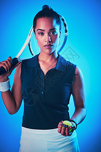 我最爱表情包网球是我最爱的游戏 一个有吸引力的年轻女性网球运动员在蓝色背景下装扮的肖像背景