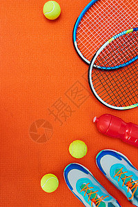 网球的高角度拍摄 在工作室内橙色背景的顶端上被放入一个播音室背景图片