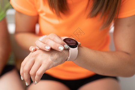 一位女实习生在看她的手表时高清图片