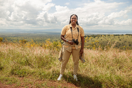 聚焦五中会在非洲热带大草原背景下制作的快乐女性导游介绍会背景