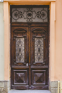 这座城市老院子里的旧木制门门把手安全框架入口装饰歌谣古董木头风格金属背景