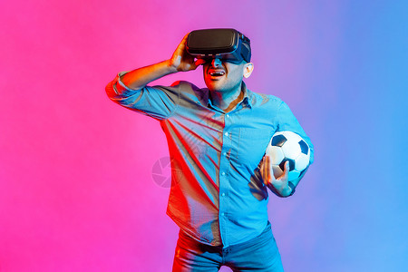 3d足球素材穿着戴耳机和拿着足球球的衬衫的人 观看3D足球队背景