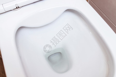壁挂式安装现代大型白色厕所 干净的碗 清洁 清洁和清洁的概念背景