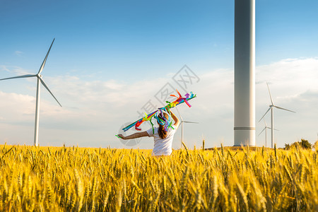 抗小麦小女孩快乐的小女孩跑在小麦田 在夏天与风筝场地生态童年闲暇农村阳光力量活力蓝色女孩背景