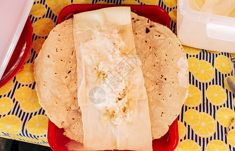 油炸玉米粉饼尼加拉瓜 Quesillo 的俯视图在桌上供应 传统的尼加拉瓜 Quesillo 放在桌子上的盘子里 拉丁美洲食品 Quesil背景