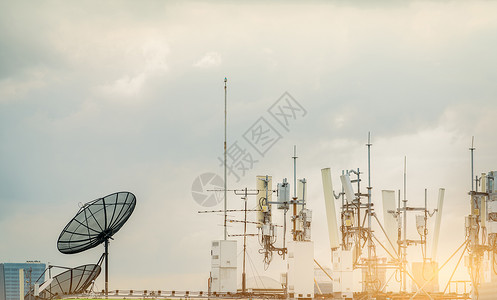 用于 5g 无线电网络的电信设备 电信塔 天线和卫星天线 无线网络天线 用于互联网通信的广播塔 广播天线电视手机基础设施商业互联背景图片