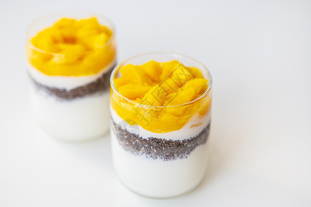 美味的芒果甜点配酸奶和奇亚籽 健康美味食品的概念 早上好 可爱的早餐背景图片