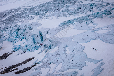 冰川与挪威高山山脉的臂高清图片