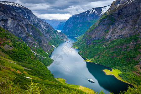 而荒于戏Naeroyfjord从上而下 在挪威西斯堪的纳维亚搭乘渡船天空目的地汽艇国家假期旅行农村日落戏剧性日出背景