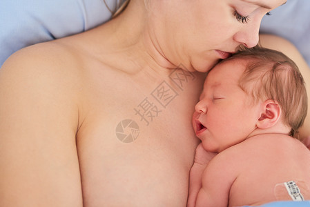 一位美丽的年轻母亲和她刚出生的女婴一起睡在医院的床上 我们永远心同心合力在一起了背景图片