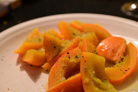 盘子上的烤鸡北海道作为特辑蔬菜食物橙子背景图片