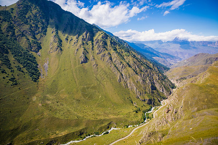 北高加索卡蒙塔村位于俄罗斯北奥塞梯峡谷 这是最高的山峰石头高度环境顶峰地球旅行鸟瞰图地块首脑爬坡背景