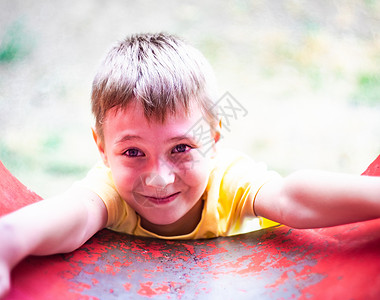 美丽的男孩在户外玩耍游乐场男生窗户孩子游戏公园微笑背景图片