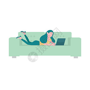 躺在沙发上睡着妇女在沙发上使用笔记本电脑设计图片