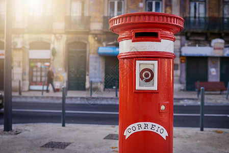 复古信箱红信箱白天独自在城外站着 他随时随地听候您的吩咐 如果你想寄信的话背景