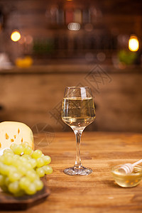 斯蒂尔曼一杯最好的白葡萄酒 配干酪奶酪生活美食乡村食物饮料水果核桃玻璃盘子拼盘背景