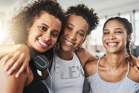 一群快乐的年轻女子在健身房享受着时光 他们的朋友不能让朋友跳过健身日背景图片
