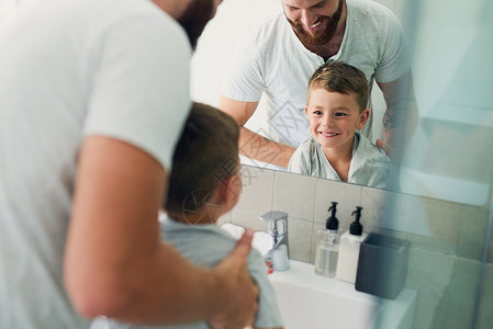 我的小男孩长大了 已经到了盆地了 一位面目全非的父亲在家里的浴室里帮助他可爱的小男孩洗手背景图片