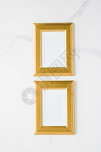 大理石上的金色相框 平面模型  装饰和模型平面概念打印房间海报风格金子桌子艺术品艺术摄影画廊背景图片