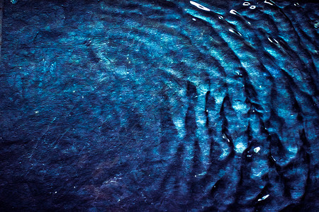 抽象水背景环境和自然元素概念海浪宏观波浪海洋飞溅水分反射宝蓝色墙纸石头背景图片