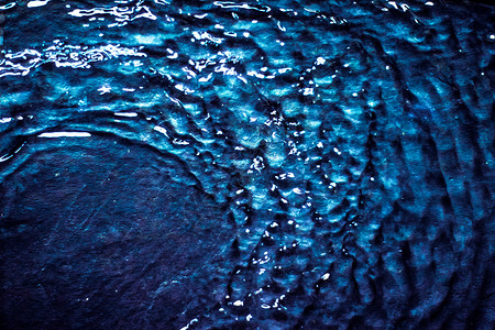 抽象水背景环境和自然元素概念飞溅宝蓝色海浪波浪海洋墙纸材料温泉石头蓝色背景图片