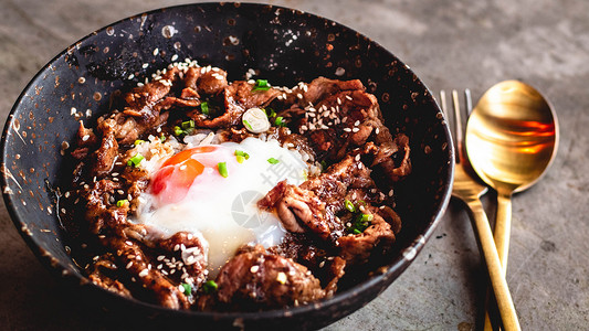 韩国猪肉和鸡蛋在大米上 用碗瓷盘 金属勺子和叉子做饭午餐盘子洋葱餐厅牛肉烹饪牛扒油炸美食食物背景图片
