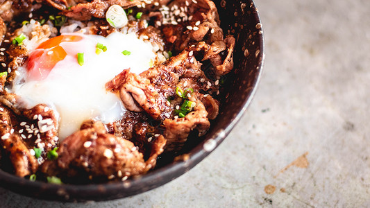 韩国猪肉和鸡蛋在大米上 用碗瓷盘 金属勺子和叉子做饭牛扒桌子油炸美食盘子牛肉烹饪洋葱食物午餐背景图片