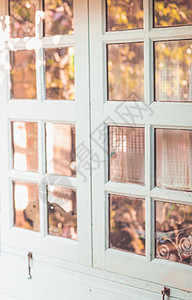 白色旧玻璃窗 有白色木质框架元件顺序结构的白色亮玻璃窗背景图片