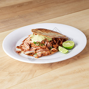 墨西哥食物各种美味的典型墨西哥食品 玉米饼 索普斯 牧师柠檬桌子绿色玉米文化盘子食物红色鳄梨背景