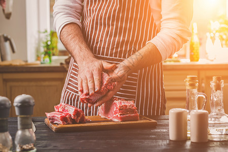 吊龙牛肉准备晚餐 肉类牛肉 里脊肉的烹饪 加工 男人的手腌肉撒上盐 胡椒市场桌子牛扒香料食物男性美食烧烤厨房草药背景