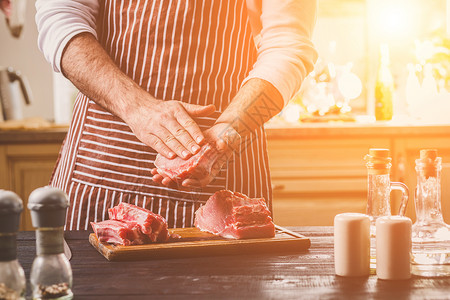 吊龙牛肉准备晚餐 肉类牛肉 里脊肉的烹饪 加工 男人的手腌肉撒上盐 胡椒草药牛扒烧烤香菜厨房食物桌子柠檬木板屠夫背景