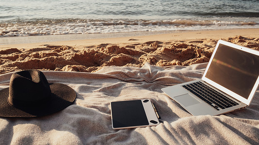 远程运营插画海边Sandy海滩的Plaid Plaid上的笔记本电脑 板板和帽子近视 自由概念 远程工作背景