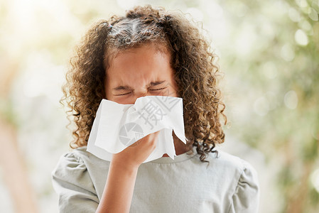 巾纸生病的小女孩得了流感 擤鼻涕 看起来很不舒服 患有鼻窦炎 过敏或 covid 症状并感觉不适的儿童 感冒打喷嚏拿着纸巾的孩子背景