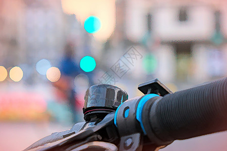 用数字说明自行车把手栏的背景模糊的城市风景 而bokeh在背景中则模糊不清背景图片