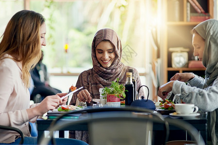 和你一起吃饭的朋友是一辈子的朋友 一群女人在咖啡馆聚在一起吃午饭背景图片